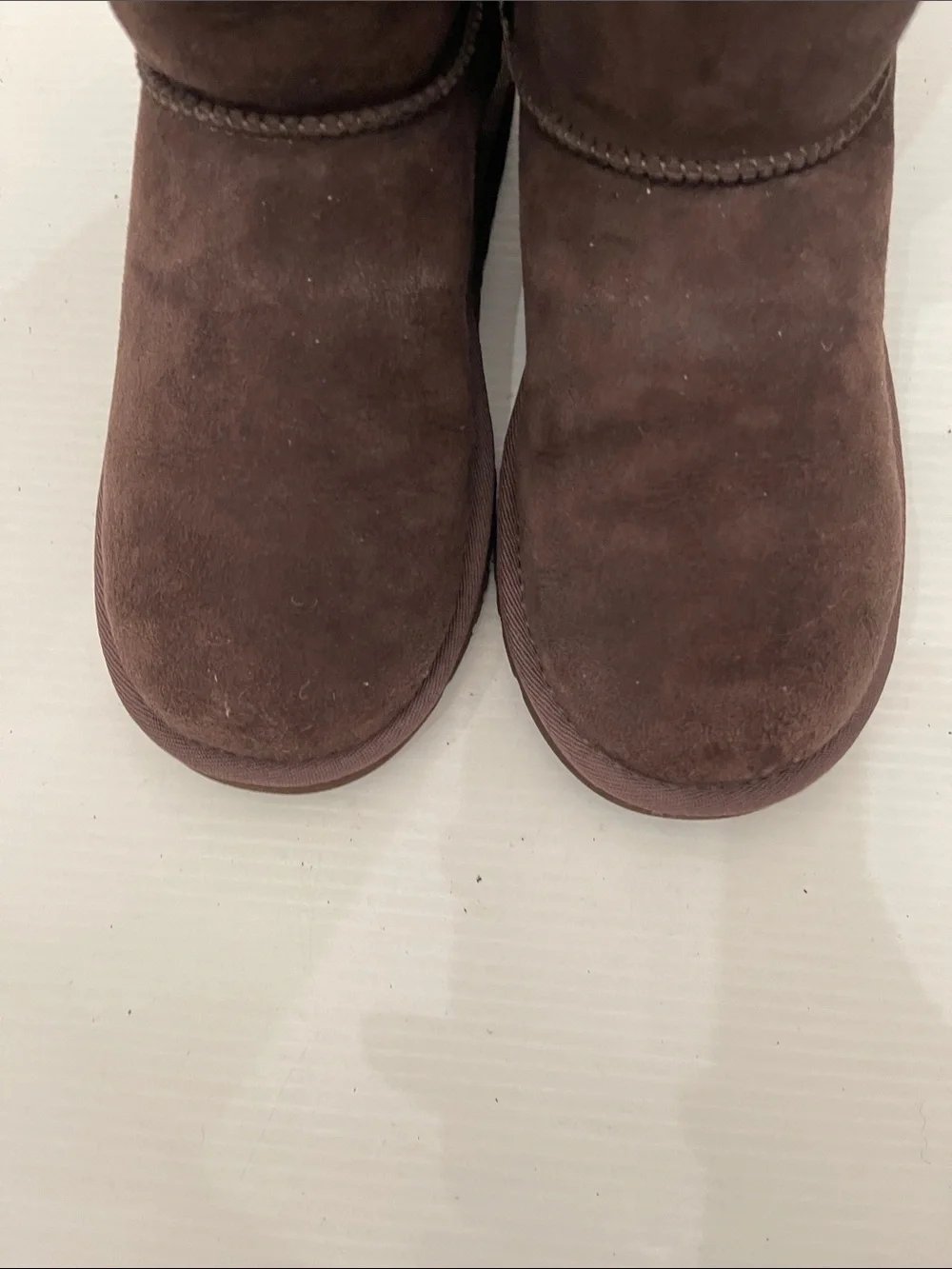 UGG WINTER CLASSIC SHORT II BOOTS BOYS-GIRLS SIZE 4